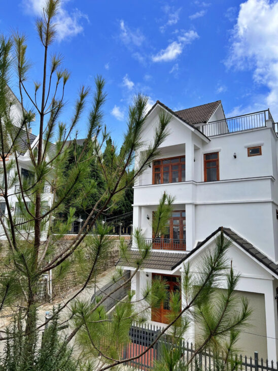 SANG NHƯỢNG VILLA TÂM HUYẾT NGUYỄN ĐÌNH CHIỂU, ĐÀ LẠT – 5PN, SÂN VƯỜN BBQ, HẺM Ô TÔ
