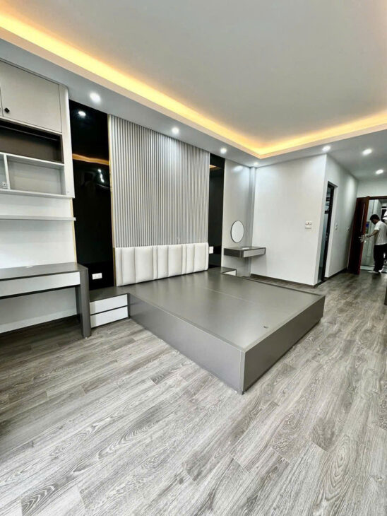 BÁN NHÀ LẠC LONG QUÂN – 50M² X 5 TẦNG, MẶT TIỀN 4.3M – PHÂN LÔ – Ô TÔ TRÁNH – GIÁ 13.5 TỶ