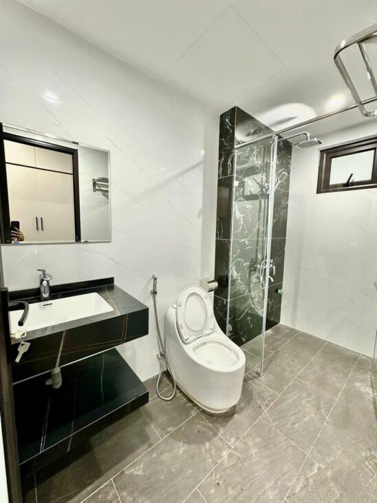 BÁN NHÀ LẠC LONG QUÂN – 50M² X 5 TẦNG, MẶT TIỀN 4.3M – PHÂN LÔ – Ô TÔ TRÁNH – GIÁ 13.5 TỶ