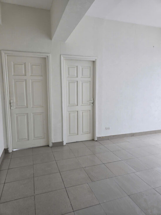 Cho thuê căn hộ dt 144m2 có thể làm văn phòng hoặc để ở lâu dài giá cực rẻ