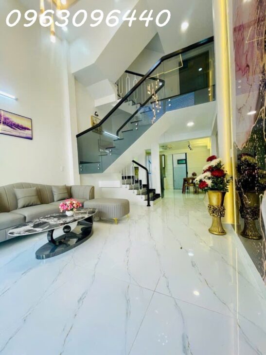 Cần bán gấp căn nhà siêu đẹp 5 tâng, thiết kế hiện đại, ngay sát Quận 7