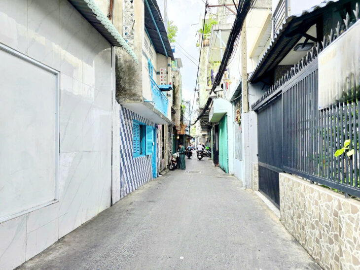 5 Tỷ nhỉnh- Hoàng Diệu Quận 4- nhà mới 100% ngang hơn 4m- 3 tầng 3 phòng đủ nội thất. VŨ 0933910039
