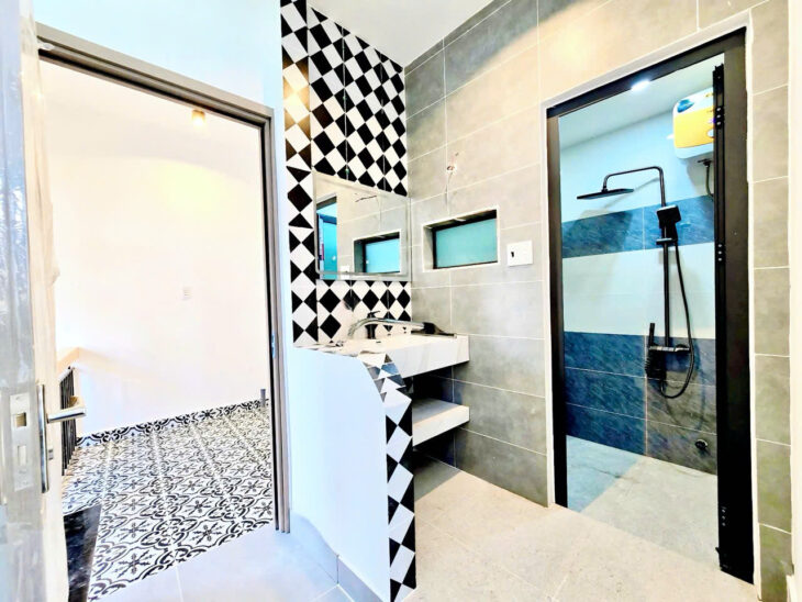 5 Tỷ nhỉnh- Hoàng Diệu Quận 4- nhà mới 100% ngang hơn 4m- 3 tầng 3 phòng đủ nội thất. VŨ 0933910039