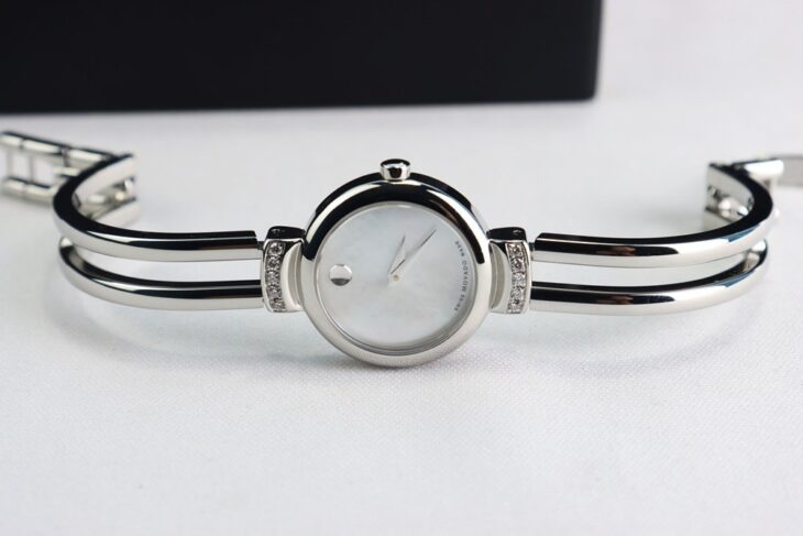 Đồng Hồ Nữ : Movado Lắc Tay, mặt xà cừ, đính 10 viên Kim Cương thiên nhiên fullbox…