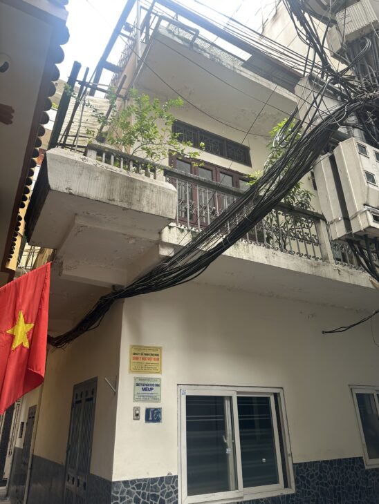 NHÀ PHÂN CÁN BỘ – CHỦ XÁC ĐỊNH BÁN ĐẤT TẶNG NHÀ – Ô TÔ DỪNG ĐỖ NGÀY ĐÊM – 3 MẶT NGÕ _ 3 TẦNG –