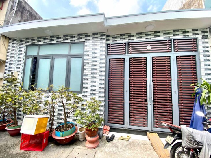 NHÀ MỚI 49M2 NGANG KHỦNG 8M. 30M RA HẺM XE HƠI THÔNG, GẦN NGÃ TƯ NƯỚC ĐÁ. SÁT VÁCH HIỆP THÀNH CITY.