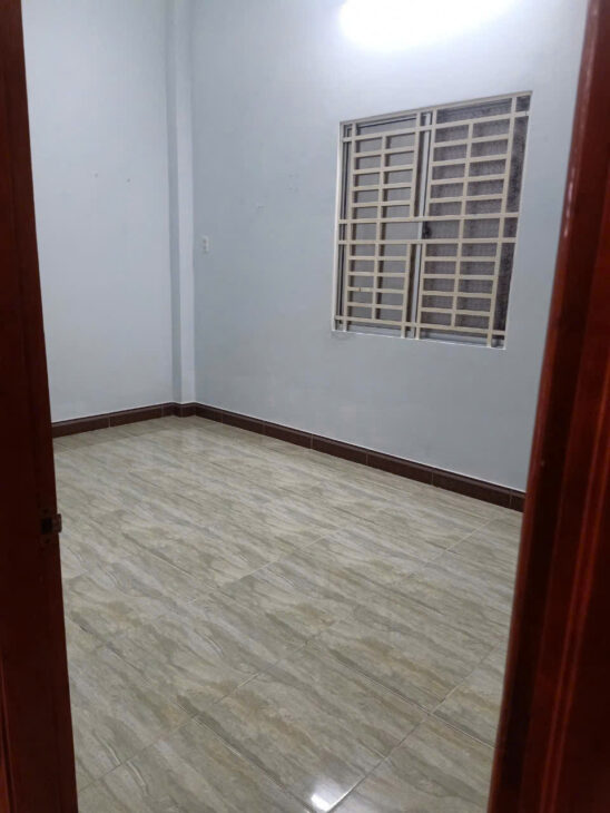 Nhà 8 triệu 4 phòng ngủ có sân đậu ô tô
