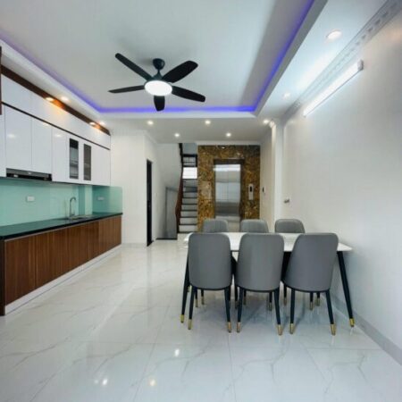 Bán nhà Phạm Văn Đồng 40m xây mới 6 tầng thang máy ngõ thông gần ô tô