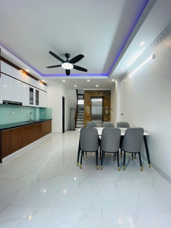 Bán nhà Phạm Văn Đồng 40m xây mới 6 tầng thang máy ngõ thông gần ô tô