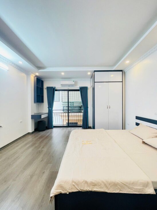 Bán nhà Phạm Văn Đồng 40m xây mới 6 tầng thang máy ngõ thông gần ô tô