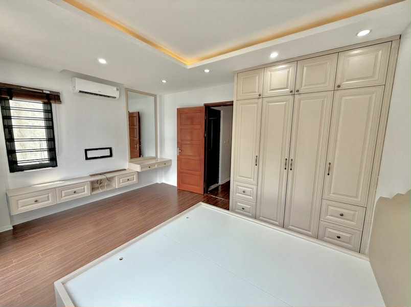 nhà đẹp lô góc Hồng Tiến, 45m x 5 tầng, mặt tiền 4.5m, gara ôtô, phân lô bàn cờ, ôtô chạy vòng quanh