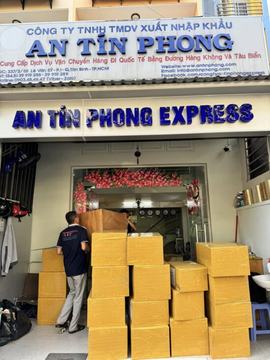 Nhận gửi giày dép đi Canada giá rẻ – An toàn – Nhanh chóng