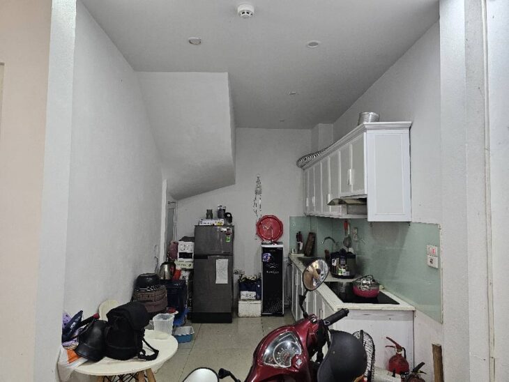 NHÀ MẶT NGÕ Ô TÔ NGUYỄN VĂN CỪ – 5 TẦNG KINH DOANH DÒNG TIỀN 15 TRIỆU/THÁNG!