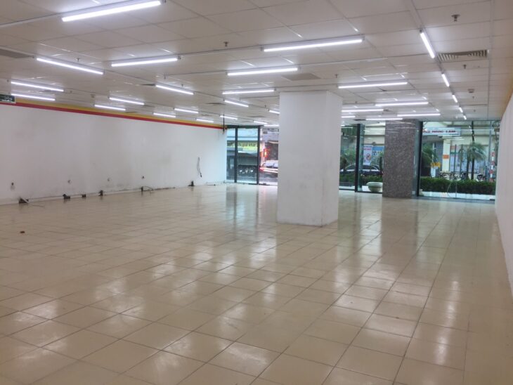 Cho thuê mặt bằng kinh doanh dt 400m2 tại ngõ 298 Ngọc Lâm, Long Biên. Cạch trường cấp 2,3