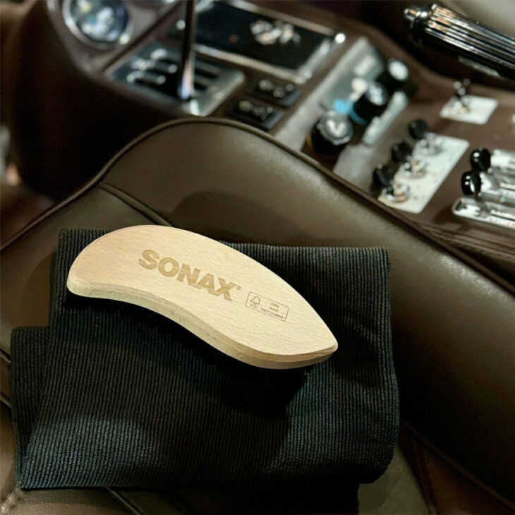Bàn chải vệ sinh nội thất – Sonax textile & leather brush (1 cái)