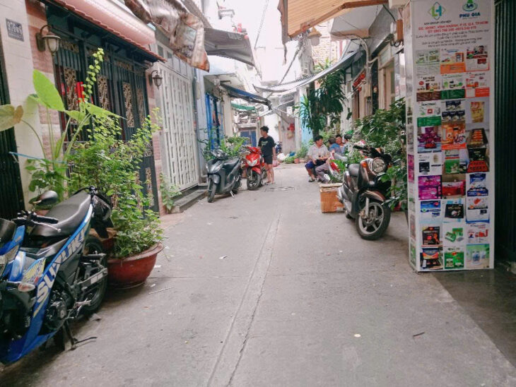 SÁT MẶT TIỀN VĨNH KHÁNH ĐƯỜNG TRƯỚC NHÀ NGANG 4M TRUNG TÂM Q4 CÓ 4 TỶ