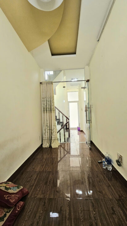 SÁT MẶT TIỀN VĨNH KHÁNH ĐƯỜNG TRƯỚC NHÀ NGANG 4M TRUNG TÂM Q4 CÓ 4 TỶ