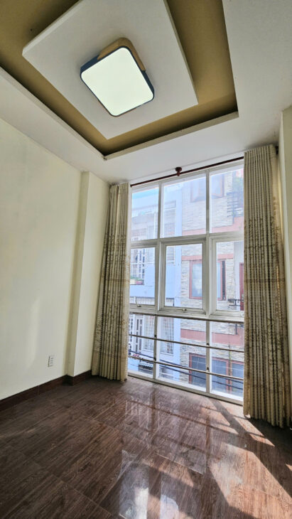 SÁT MẶT TIỀN VĨNH KHÁNH ĐƯỜNG TRƯỚC NHÀ NGANG 4M TRUNG TÂM Q4 CÓ 4 TỶ