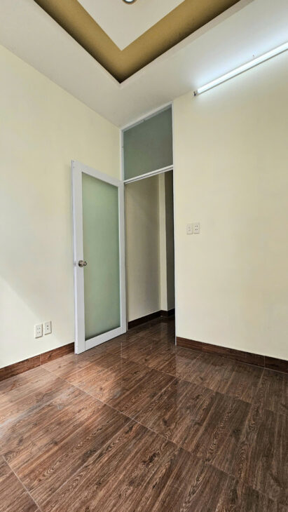 SÁT MẶT TIỀN VĨNH KHÁNH ĐƯỜNG TRƯỚC NHÀ NGANG 4M TRUNG TÂM Q4 CÓ 4 TỶ