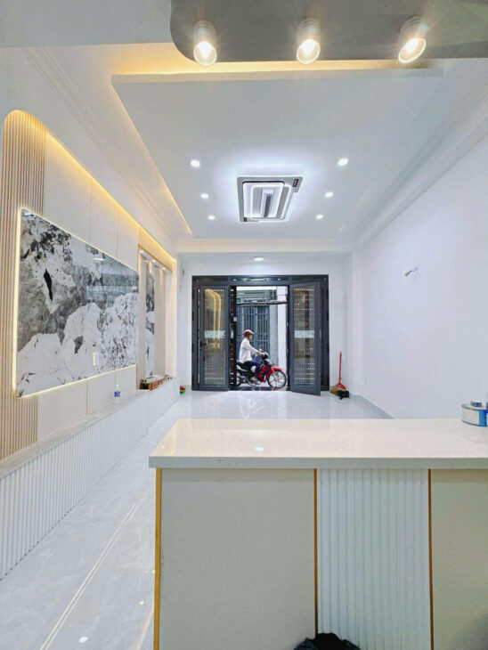 SÁT MẶT TIỀN HOÀNG DIỆU TRUNG TÂM Q4 CÓ 5 TỶ