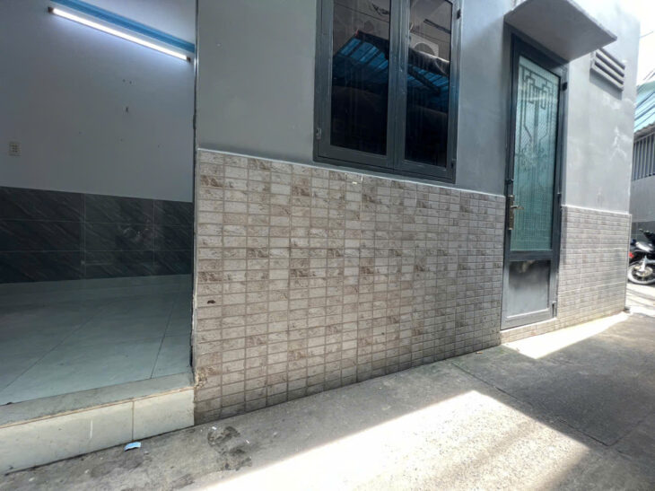 SÁT MẶT TIỀN Q4 NGANG 5.5 DÀI 3.5 ĐÚC BÊ TÔNG CÓ 2 TỶ