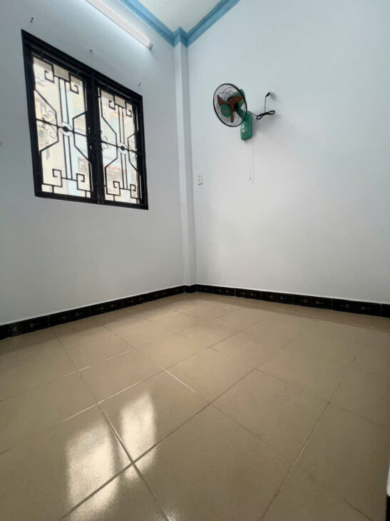 SÁT MẶT TIỀN Q4 NGANG 5.5 DÀI 3.5 ĐÚC BÊ TÔNG CÓ 2 TỶ