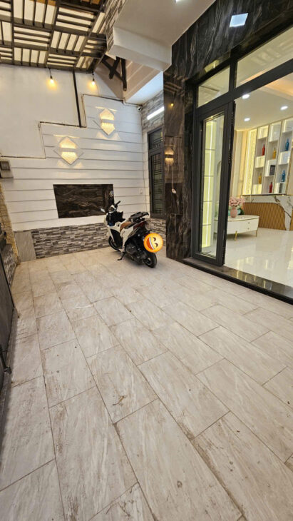 SÁT MẶT TIỀN TRUNG TÂM Q7 DƯỜNG XE HƠI CÁCH NHÀ VÀI BƯỚC CHÂN NGANG 6 DÀI 11 M CÓ 79