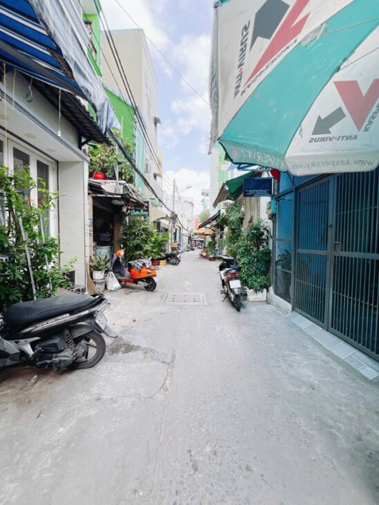 NHÀ CỦ XE HƠI TỚI NHÀ NGANG 5.5 DÀI 13.5 M TRUNGTÂM Q4 CÓ 90 TRIÊU M