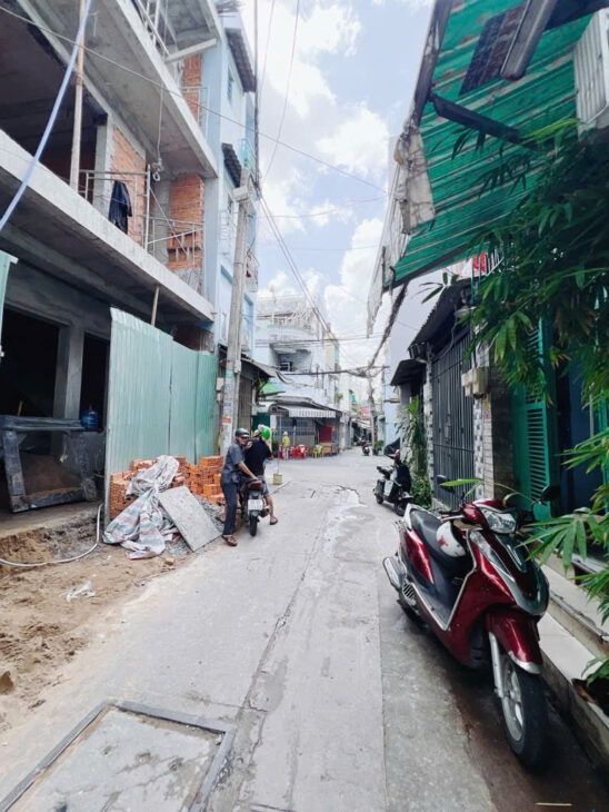 NHÀ CỦ XE HƠI TỚI NHÀ NGANG 5.5 DÀI 13.5 M TRUNGTÂM Q4 CÓ 90 TRIÊU M