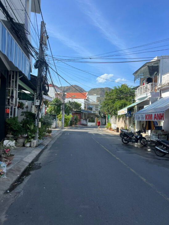 HNT-BÁN ĐẤT TẶNG NHÀ CẤP 4 ĐƯỜNG 13m, GẦN BIỂN KHU BẮC NHA TRANG.