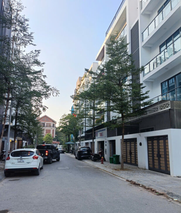 NV VIP HOÀNG QUỐC VIỆT KÉO DÀI 85M, 6 TẦNG THANG MÁY, GIÁ 27.5 TỶ