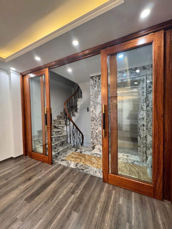 BÁN NHÀ RẤT GẦN TÂY HỒ – NHÀ MỚI TINH – THANG MÁY – PHÂN LÔ – KINH DOANH – Ô TÔ 7C- NGÕ THÔNG –