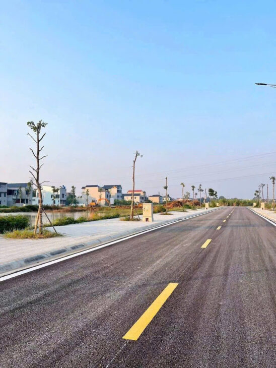“Anh chị đang tìm đất gần biển Sầm Sơn và khu công nghiệp Lễ Môn đúng không? Mình có lô đất ngay