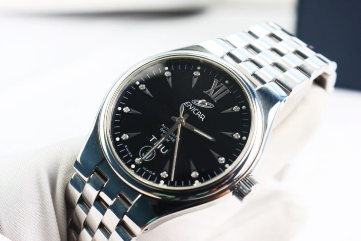 ĐH Nam ENICAR Automatic, mặt đen dòng 2 lịch, cọc số đính 11 viên Kim Cương, Size 39mm