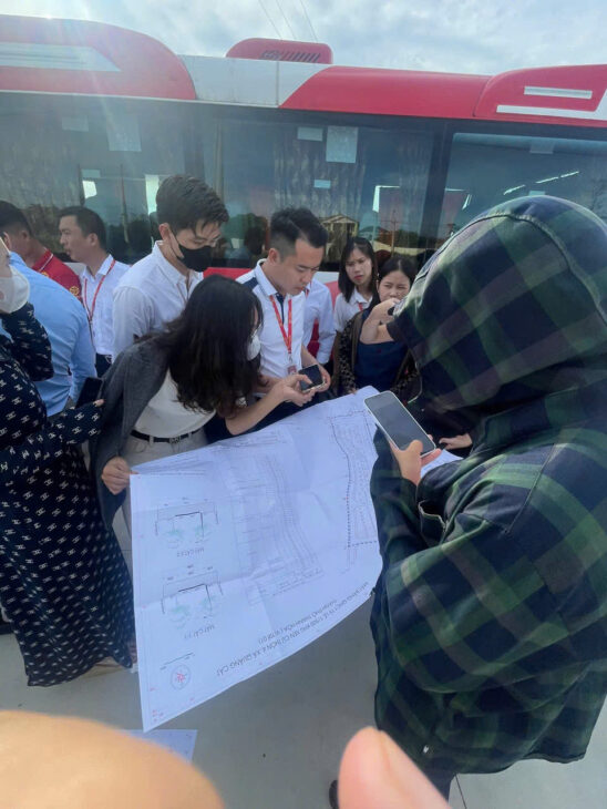 “Anh chị đang tìm đất gần biển Sầm Sơn và khu công nghiệp Lễ Môn đúng không? Mình có lô đất ngay