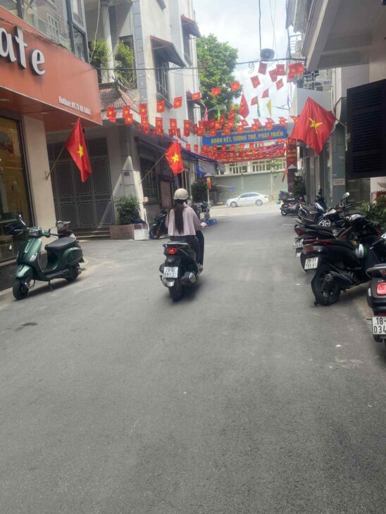 Nhà đẹp Trần Quốc Hoàn, phân lô bàn cờ, thang máy, ô tô tránh vào nhà, ở ngay, kinh doanh tấp nập