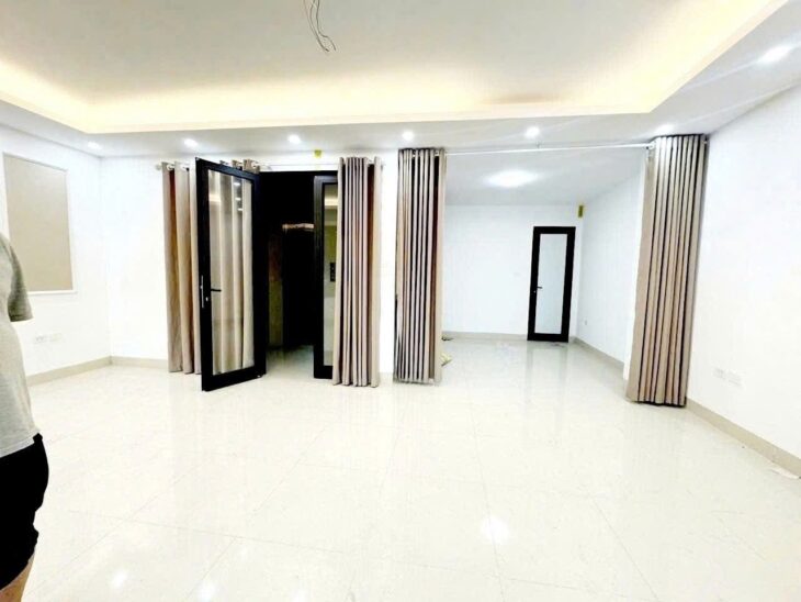 Nhà phân lô Ngoại Giao Đoàn, 2 ô tô tránh, mặt tiền khủng, thang máy, view hồ điều hoà – Đại sứ
