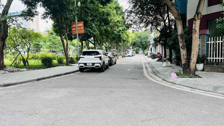 bán nhà lô góc Cổ Linh- tái định cư phố Trạm, 100m, mặt tiền 14m, vỉa hè, 3 ôtô tránh nhau