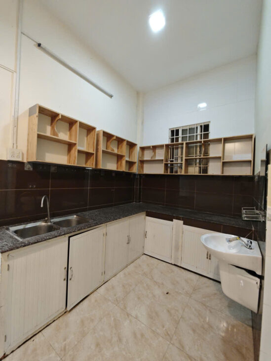 16 – CG: Nhà 6 triêụ 3 phòng ngủ gần Thành Uỷ Cần Thơ