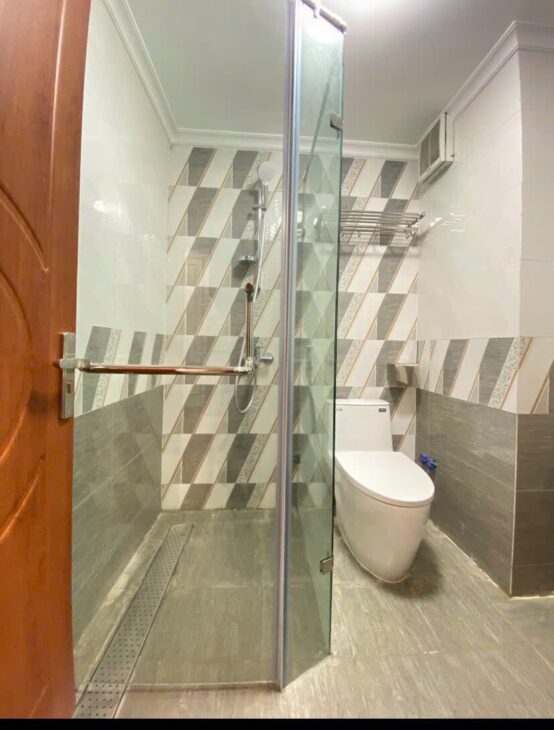 Cho thuê Nhà KD, VP, Nhà Hàng, Hoàng Cầu, 101m2x 5T vỉa hè 30 Tr