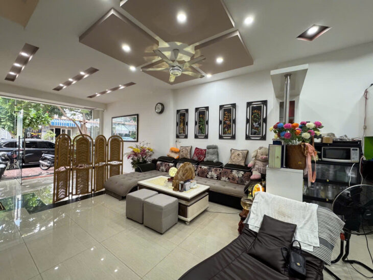 cần bán nhà mặt tiền đương B5 Khu Đô Thị Vĩnh Điềm Trung , diện tich 102 m2 Ngang 6m giá 8,9 tỷ .