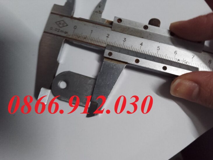 Ứng dụng của bas sắt gia cố mặt bàn trong sản xuất mặt bàn gỗ khung sắt