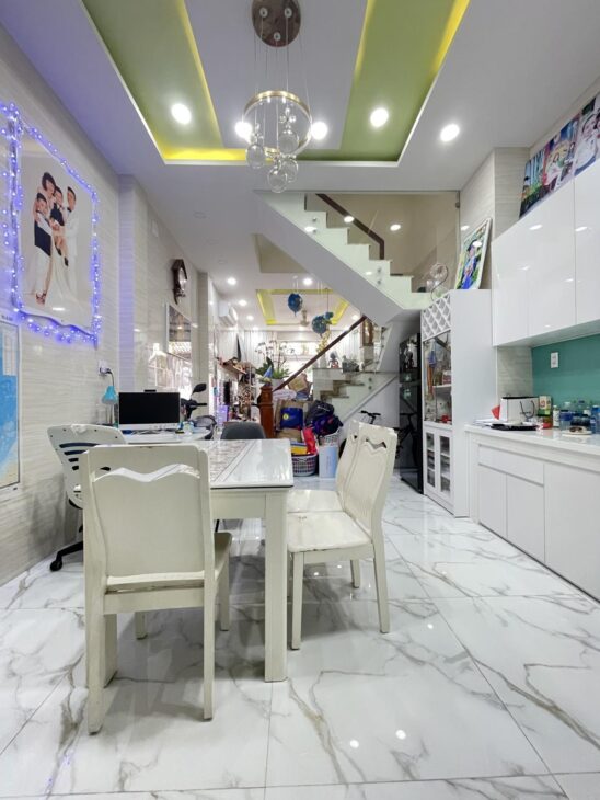 Nhà bán ngay Lạc Long Quân, Diện tích 4 x 15, 4 tầng, 3 phòng mới ở ngay, Giá chỉ nhỉnh 7 tỷ