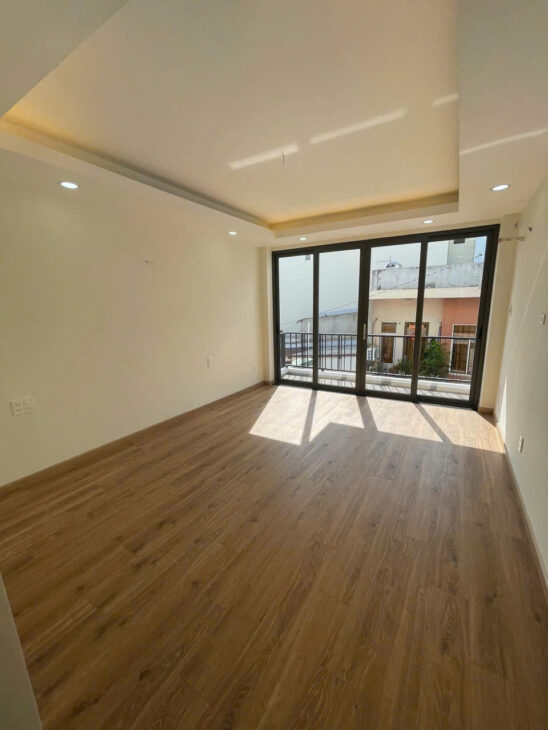 Tân Kỳ Tân Quý xe hơi đậu cửa chỉ cách AEONMall Tân Phú chỉ vài phút.