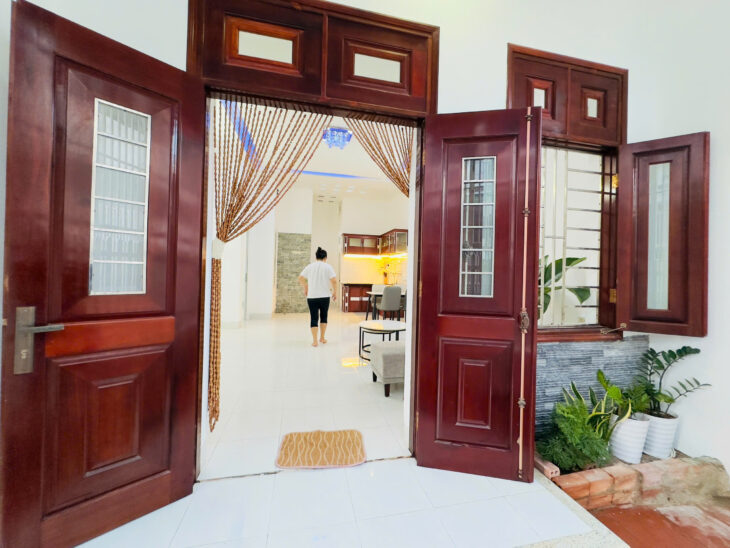 Bán nhà vị trí đẹp gần biển diện tích ngang 7,5m, tổng hơn 80m², thiết kế thoáng mát hiện đại