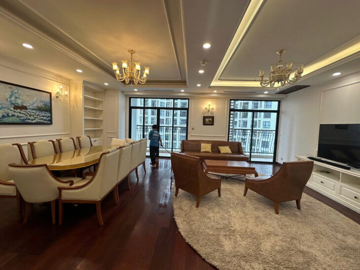 Cho thuê căn 221m2 ại ROYAL CITY , giá 50 triệu / tháng , LH 584146888 khi cần thuê chung cư