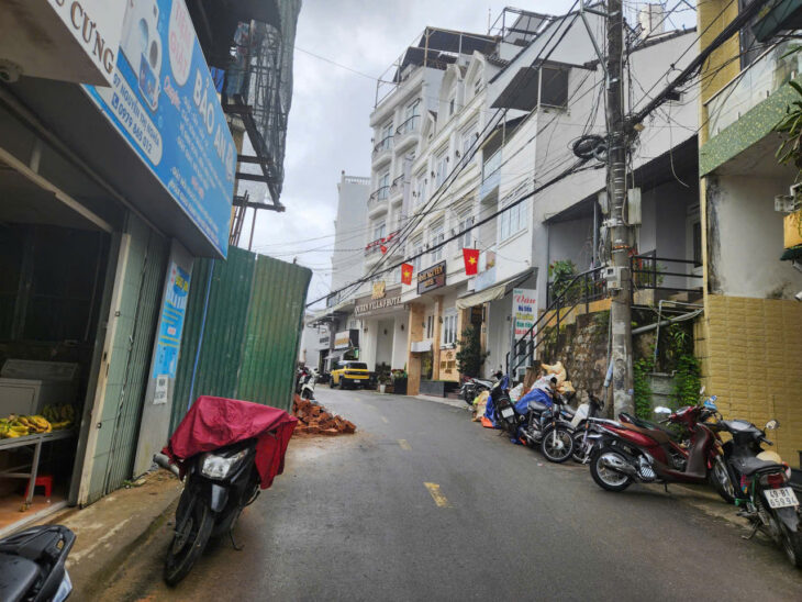 NHÀ MĂT TIỀN ĐƯỜNG NGUYỄN THI NGHỊ NGHĨA ĐÀ LẠT