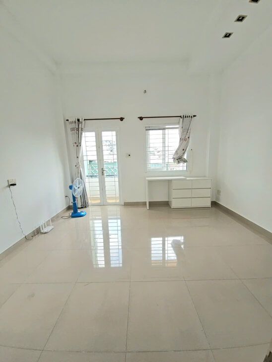 CÁCH MẶT TIỀN 3 CĂN NHÀ TRUNG TÂM Q7 NGANG 4.6 X 17 – 3T CÓ 8 TỶ
