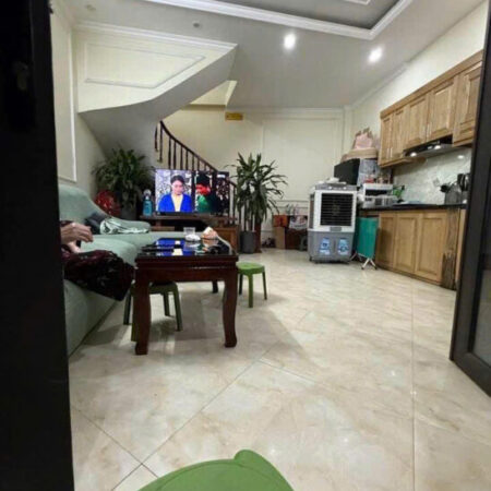 Chỉ hơn 6 tỷ, bán nhà riêng chính chủ phố Định Công 40m,4 tầng mặt tiền 4,5m,ngõ thông,xe 3 gác vào