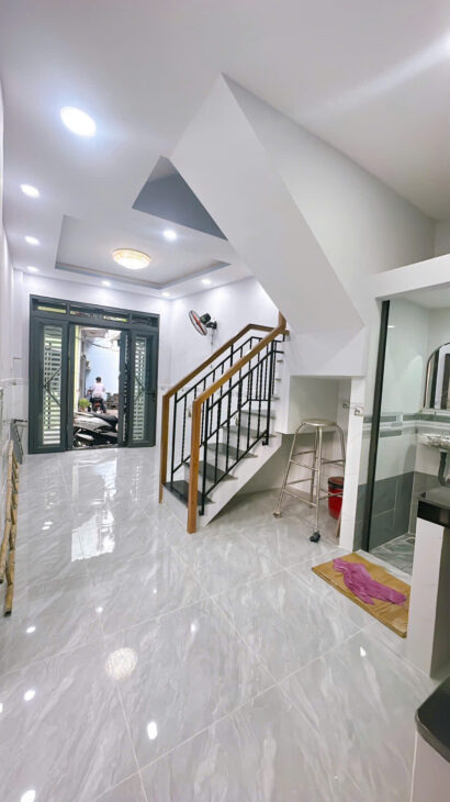 NHÀ ĐẸP MỚI ĐÚC BÊ TÔNG CÓ 2 TỶ NHỈNH Q4 HẺM NGANG 3.5 M